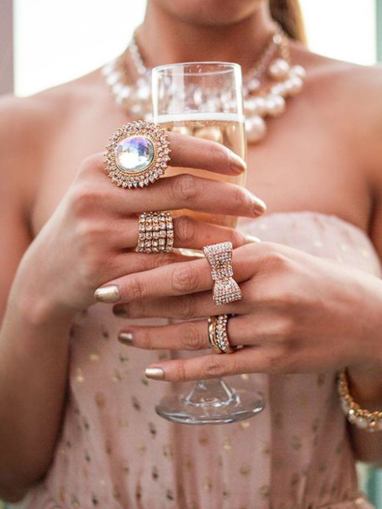 Коктейльные кольца: история украшения и как его носить сейчас – фото ...