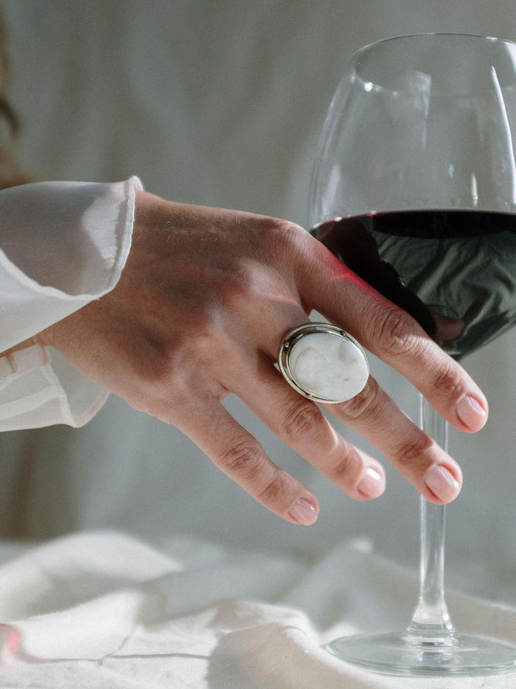 Коктейльные кольца: история украшения и как его носить сейчас – фото ...